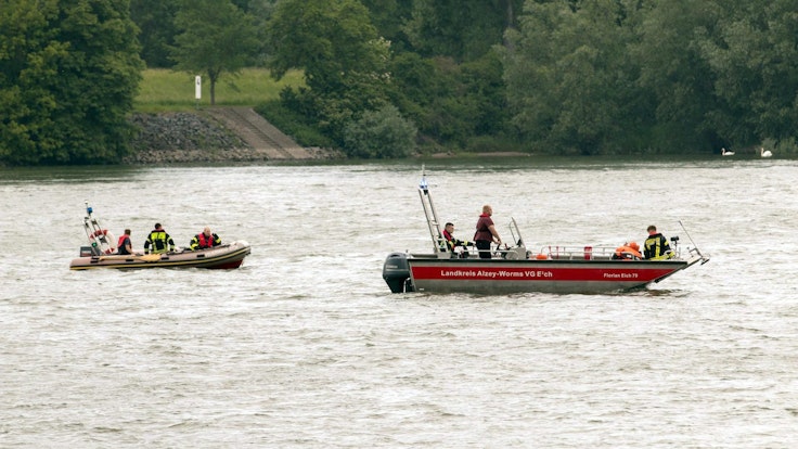 Die Rettungskräfte konnten die leblose Person schnell ausfindig machen (hier ein Archivfoto von einem Einsatz auf dem Rhein).