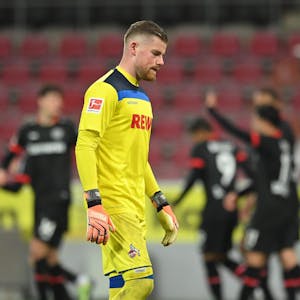 Jubelnde Leverkusener hinter dem enttäuschten FC-Keeper Timo Horn