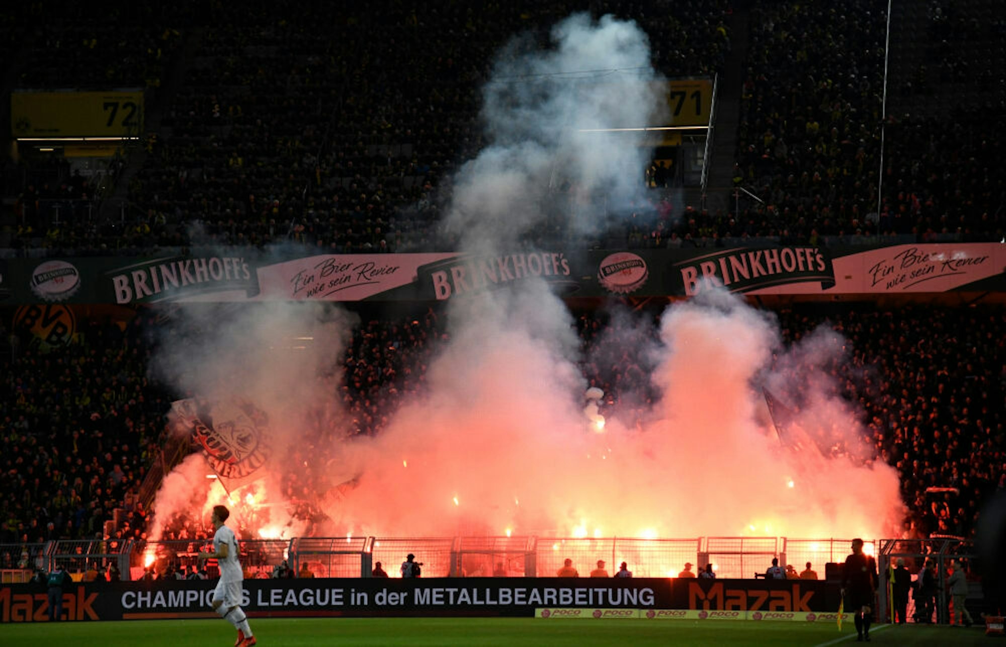 Einige Fans – auch das gehört traditionell zur Fan-Kultur in den Stadien dieser Welt – schlagen auch mal über die Stränge , wie beim Spiel in Dortmund im Februar 2019.