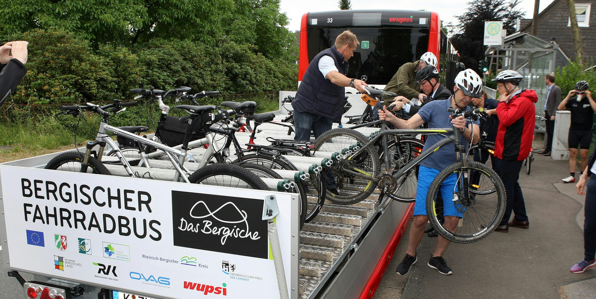 Fahrgäste nutzten im vergangenen Jahr die zwischen Opladen und Marienheide tourenden Fahrradbusse.
