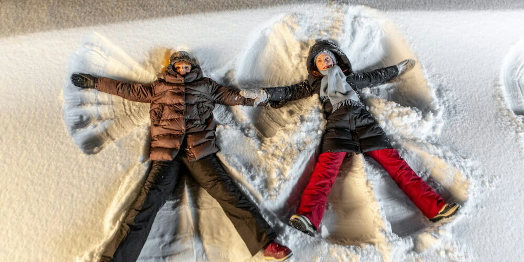 Gitta (Ulrike Kriener, l.) und ihre älteste Tochter Annika (Katharina Schüttler, r.) machen in der Nacht Schnee-Engel – eine Szene aus dem Film „ Weihnachten im Schnee“ von 2019, für den das Autorenduo das Buch geschrieben hat.