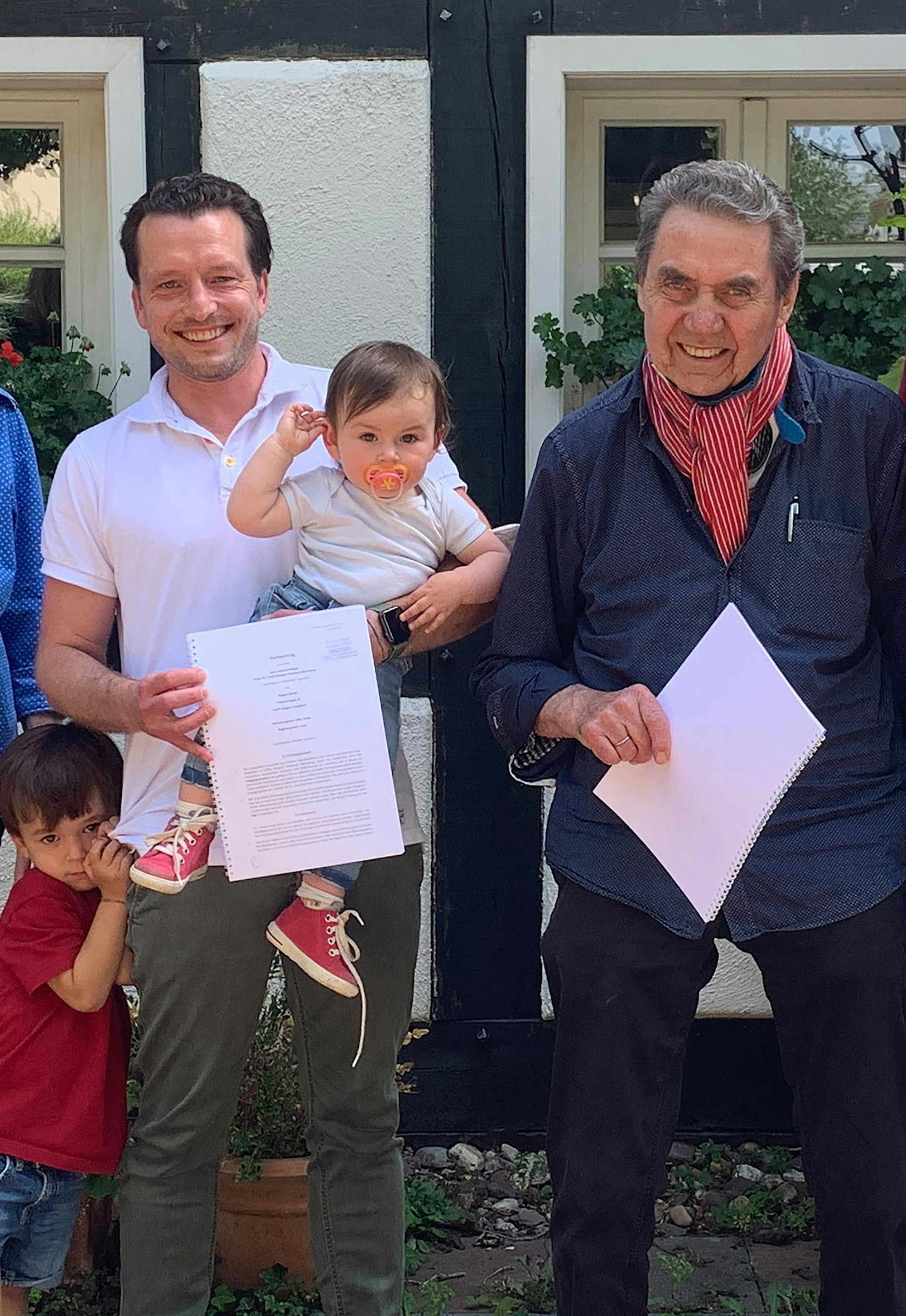 Günter Päffgen (r.) mit Sebastian Fitzon und dessen Kindern nach der Unterzeichnung des Pachtvertrags im Sommer 2021.