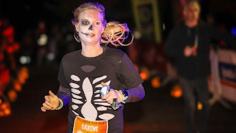 Ein junges Mädchen nimmt als Skelett verkleidet am Halloween Run teil.