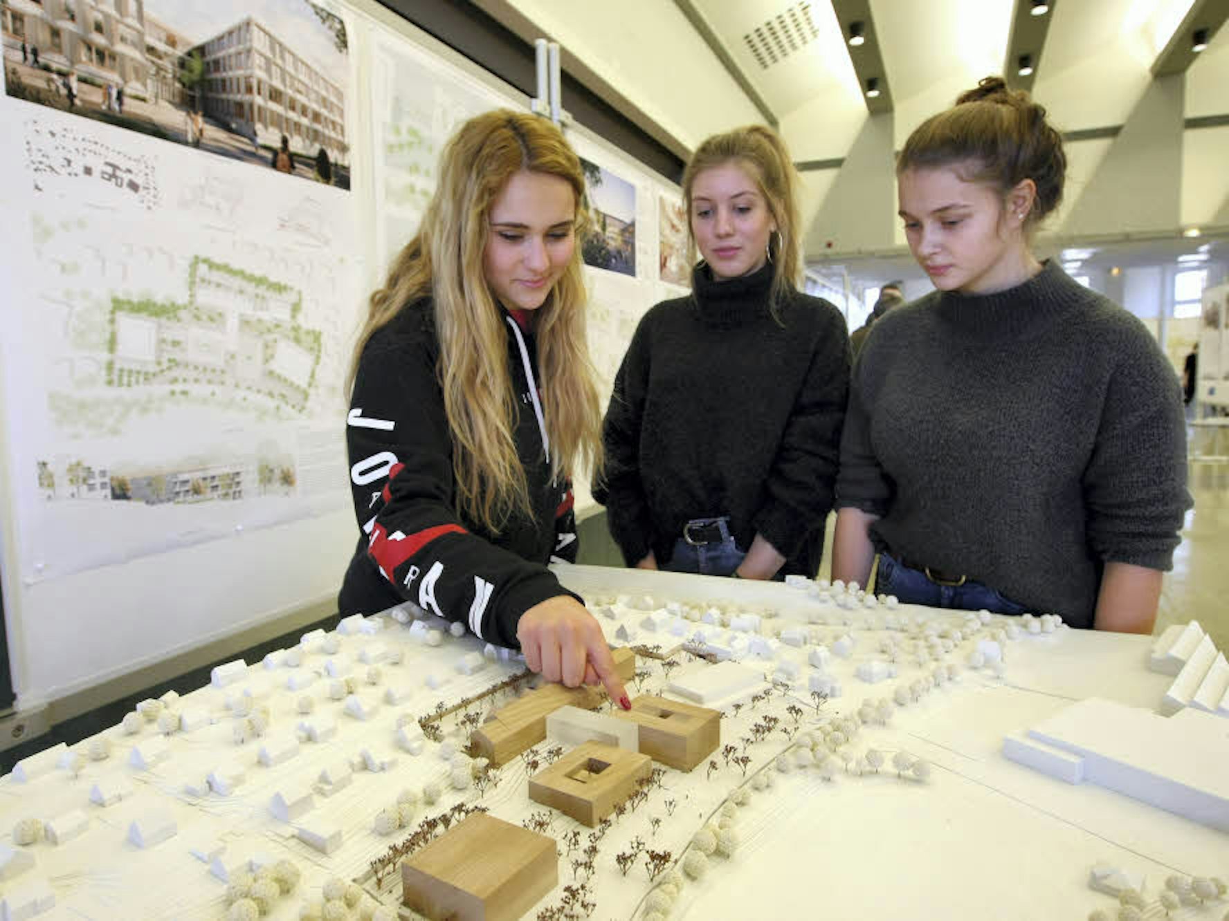 Das Modell des Siegerentwurfs spricht (v.l.) Emily Miess, Jule Däumichen und Julia Heinrich durchaus an. Die Oberstufenschülerinnen finden es nur ärgerlich, dass sie die Schule abgeschlossen haben, bevor das neue Gebäude steht.