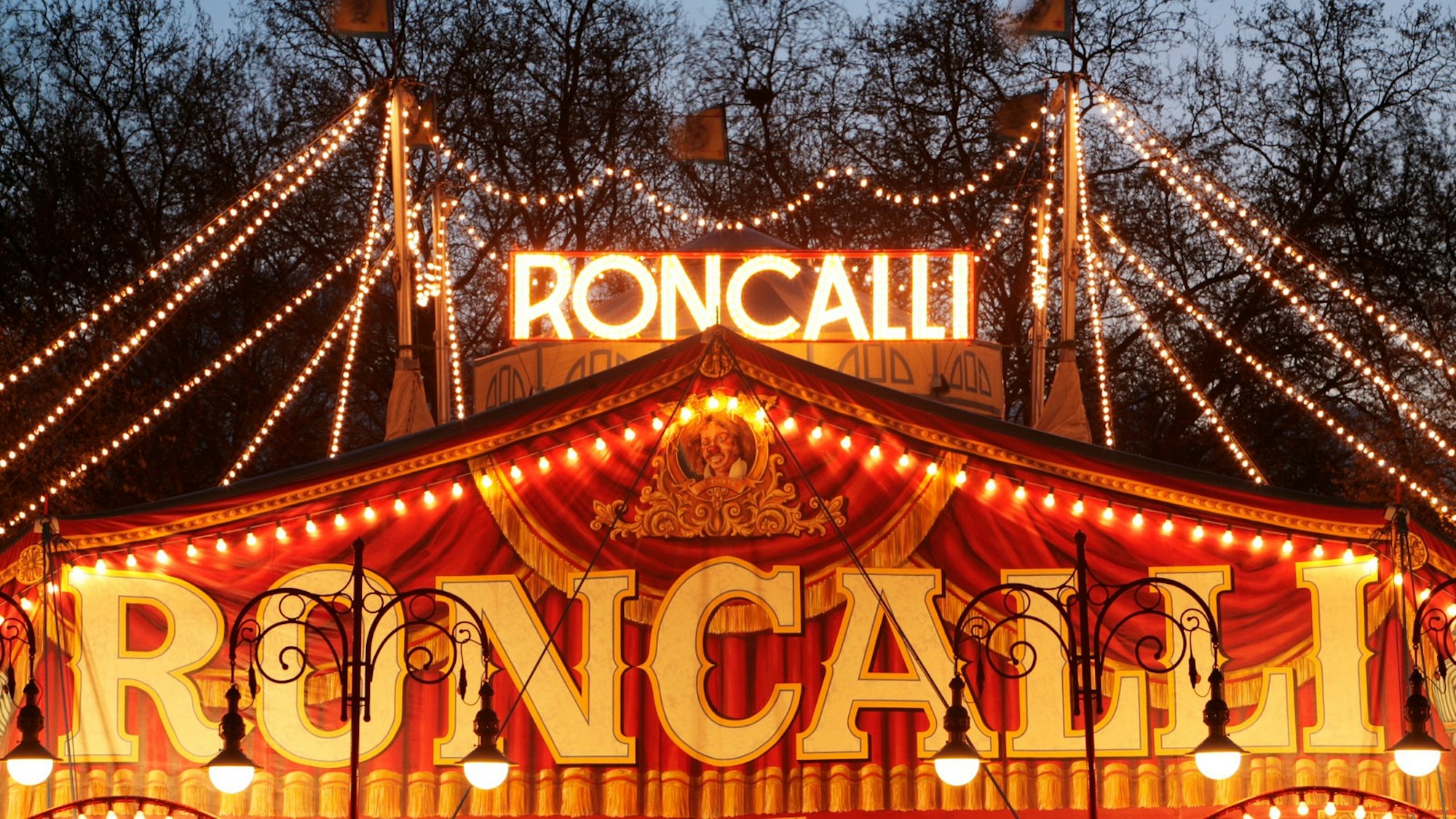 2) Circus-Theater Roncalli