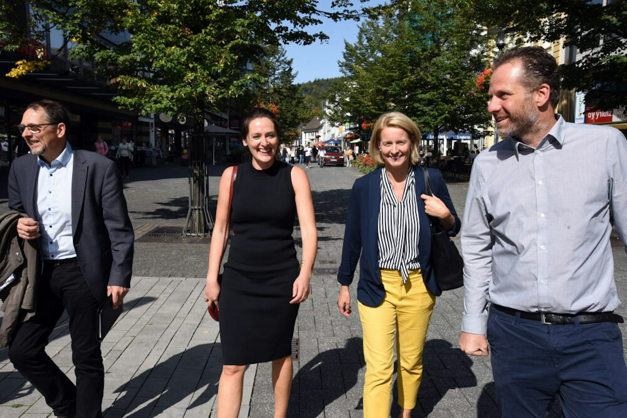 Zwei Bürgermeisterinnen: Larissa Weber und Anne Loth im Gespräch und beim Spaziergang durch die Kreisstadt.