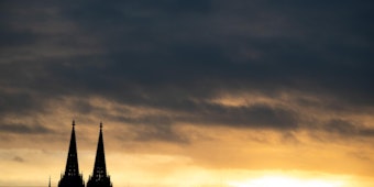 Kölner Dom Wolken dpa