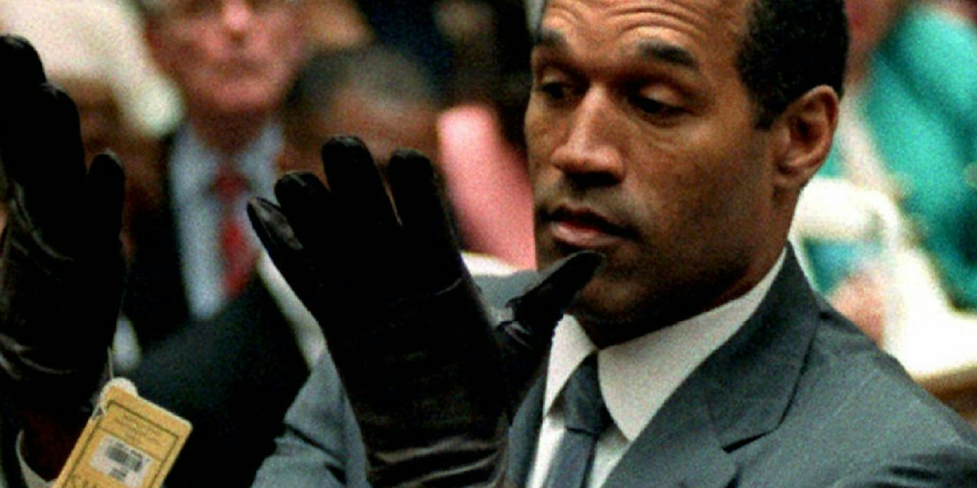 Anklage wegen Doppelmordes: O. J. Simpson zeigt am 21. Juni 1995 vor Gericht ein Paar schwarzer Latex-Handschuhe - genau solche Handschuhe waren in seinem Haus gefunden worden.