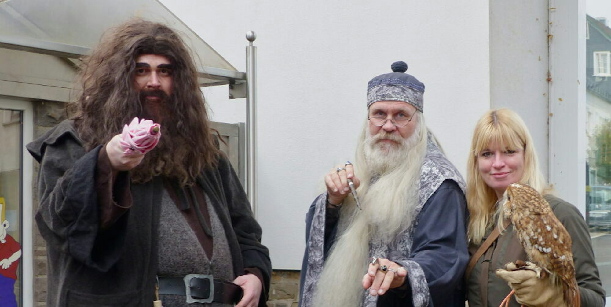 Die Darsteller von Hagrid und Dumbledore beeindruckten die Kinder ebenso wie Waldkauz Hedwig. den Petra Pfeifer mitgebracht hatte.