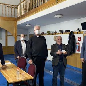 Zu Besuch: Christoph Bersch (2.v.l.) und Michael Braun (r.) bei der Moscheegemeinde in Bergneustadt.