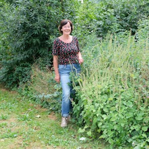 Andrea Eßfeld hinter dem Wald-Ziest in der Hecke am Aquarienweg, die sie selbst bepflanzt hat.