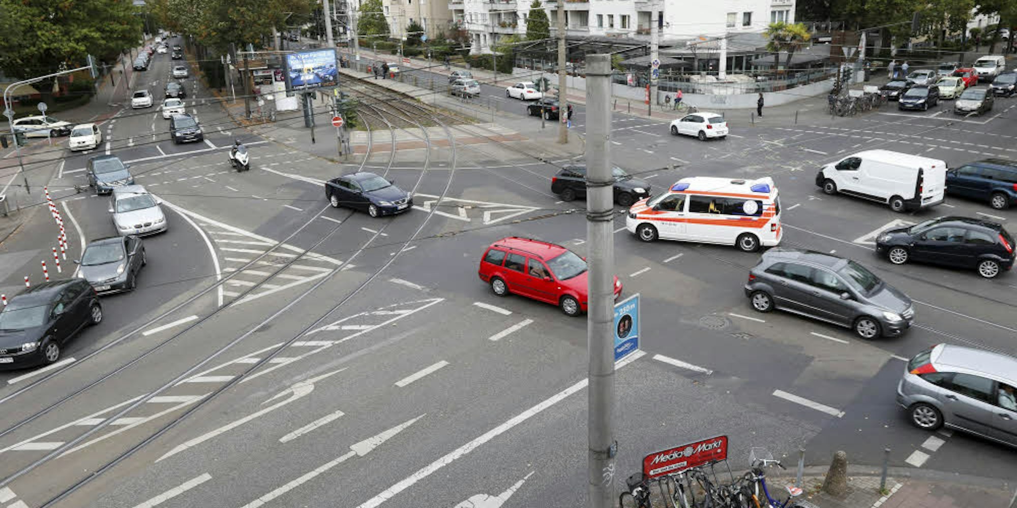 An der Kreuzung Lindenthalgürtel/Dürener Straße treffen viele Verkehrsteilnehmer aufeinander.