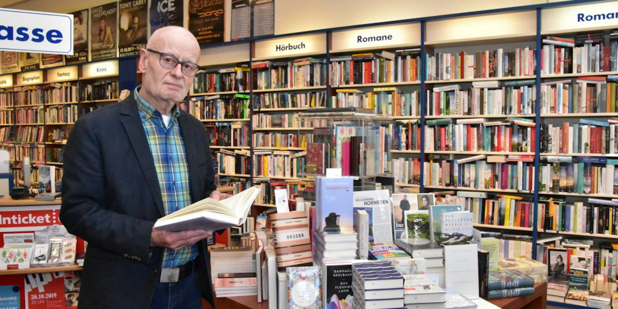 Nicht ganz freiwillig steht Karl-Heinz Matheis mit 73 noch in seinem Buchladen.