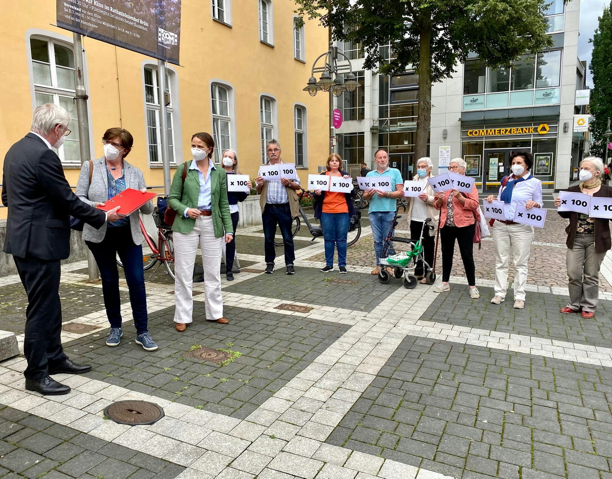 Stellvertretend für 2588 Bürger übergaben Vertreter der Initiative „Denkmal-bruehl.de“ Bürgermeister Dieter Freytag eine Unterschriftenliste.
