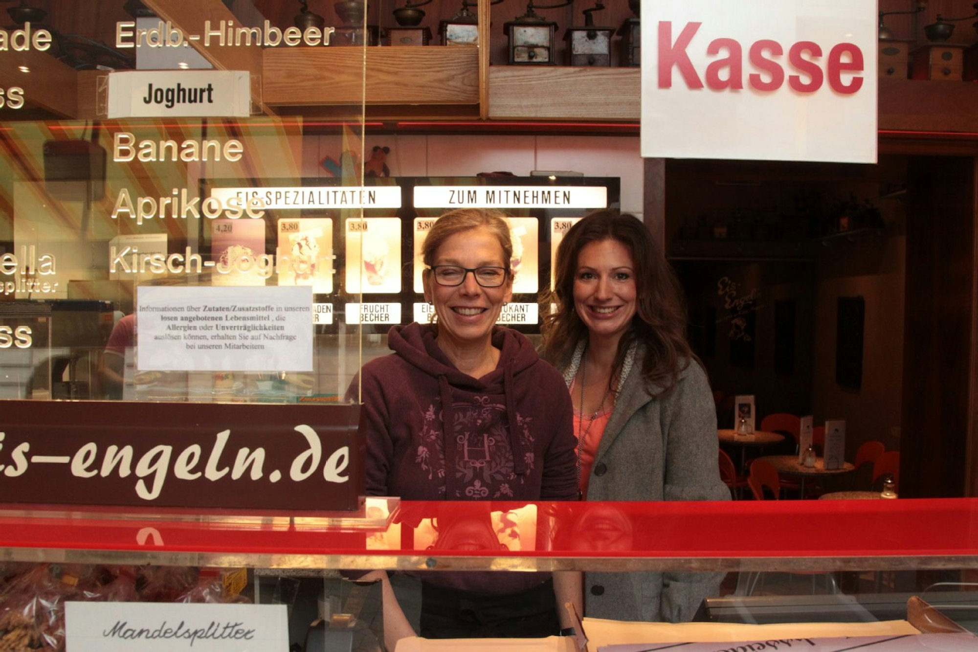 Im Lieblings-Eiscafé bei Monika Glöckner (l.)