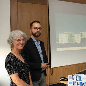 Roswitha Latzke und ihr Sohn Lukas stellten im Ausschuss ihr Konzept zum Bau von Sozialwohnungen vor.