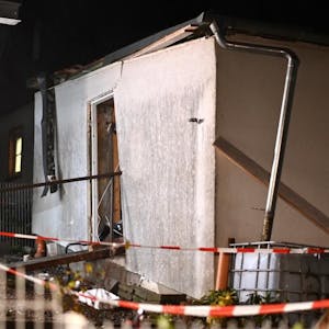 Durch die heftige Explosion wurden die Wände der Doppelgarage nach außen gedrückt und das Dach angehoben.