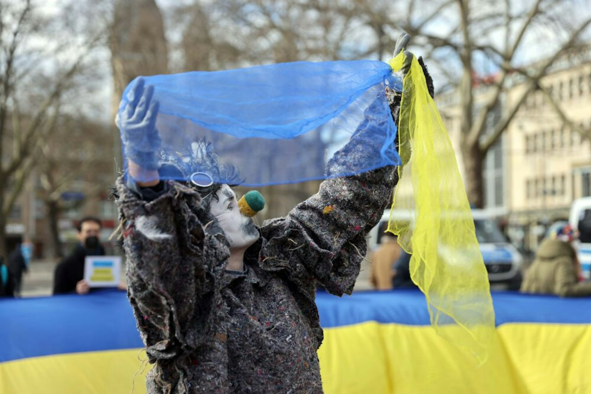 Trauriger Narr: Bei der Demonstration für die Ukraine auf dem Neumarkt spielte die Nationalflagge eine wichtige Rolle.