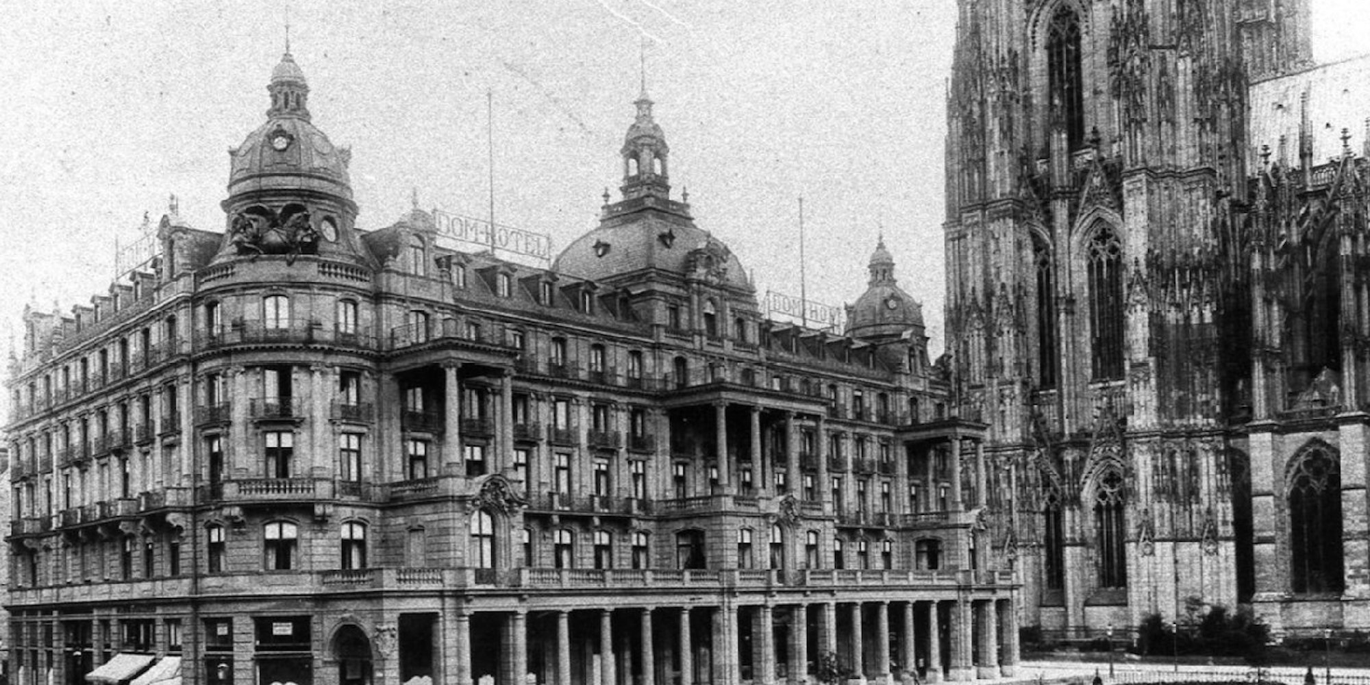 Ein Dach mit Kuppeln und Türmen zierte das Dom-Hotel bis zu einem Bombenangriff im Zweiten Weltkrieg. Foto eines unbekannten Fotografen.