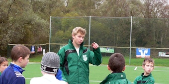 Die Arbeit als Jugendtrainer ist nur eine von vielen Aufgaben, die Tim Jännsch als Freiwilligendienstler beim FV Salia Sechtem erledigt. Später würde der 18-Jährige gern Sport studieren.