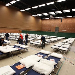 Die Turnhalle in Weiden wird von Helfern für die Ankunft der Flüchtlinge vorbereitet.