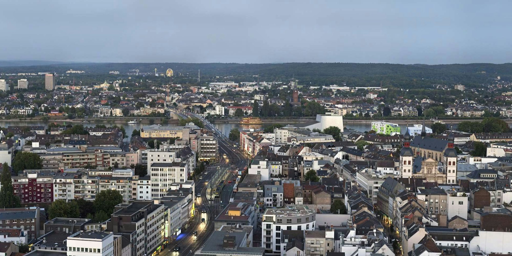 Ausschnitt: Die Originalansicht ermöglicht, aufgenommen vom Dach des Bonner Stadthaus, einen 360-Grad-Blick über die Bonner City und in die Region.