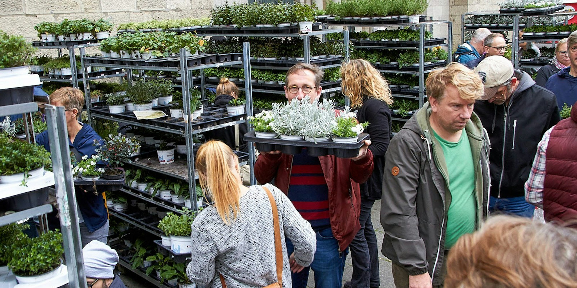 Kräuter, Blumen und Sträucher kostenlos: Rund 100 Bürger decken sich mit Pflanzen ein, die Mitarbeiter der Alexander Klostergärtnerei verschenkten.