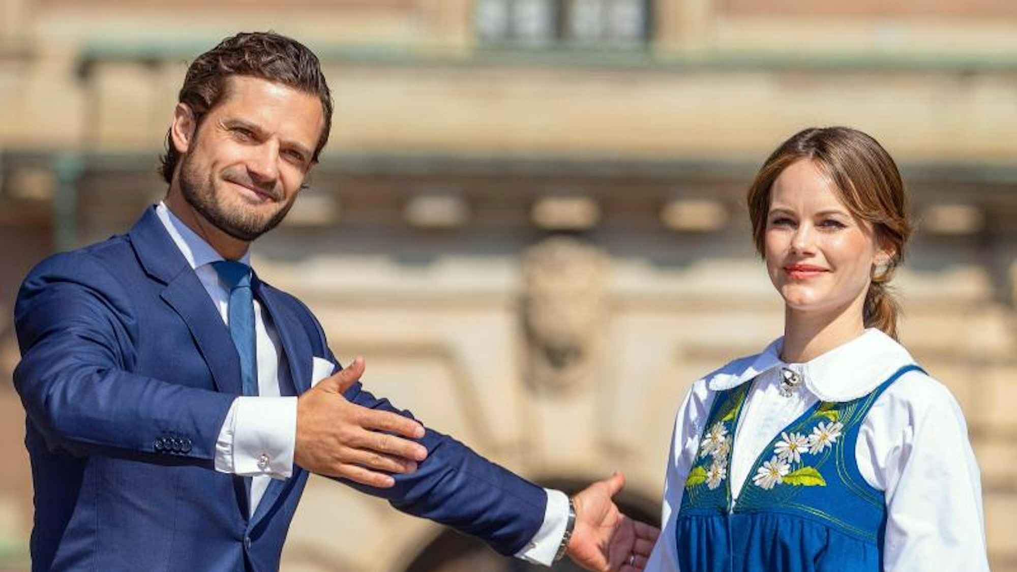 Prinz Carl Philip und Prinzessin Sofia von Schweden stehen 2019 vor dem Schloss anlässlich des schwedischen Nationaltages.