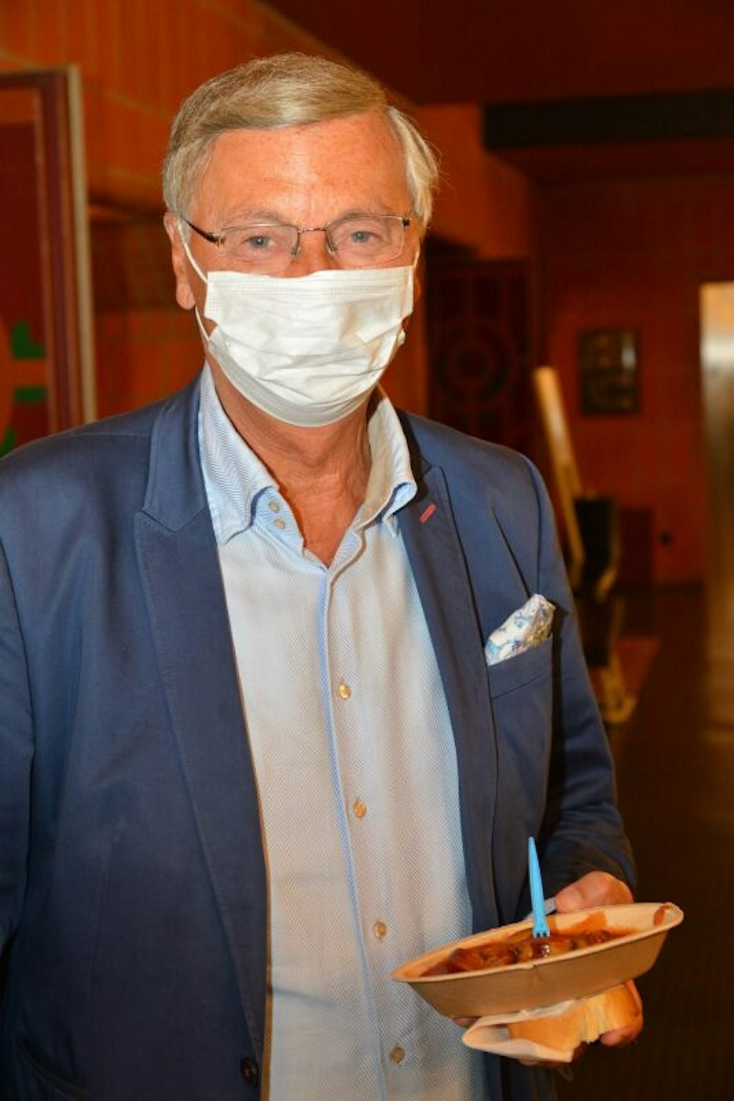 Wolfgang Bosbach verfolgt den Wahlabend im Spiegelsaal.