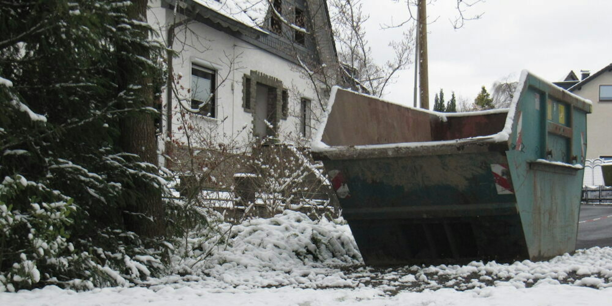 Wegen der geschlossen Schneedecke bliebt der Müllsammelcontainer am Samstag leer.