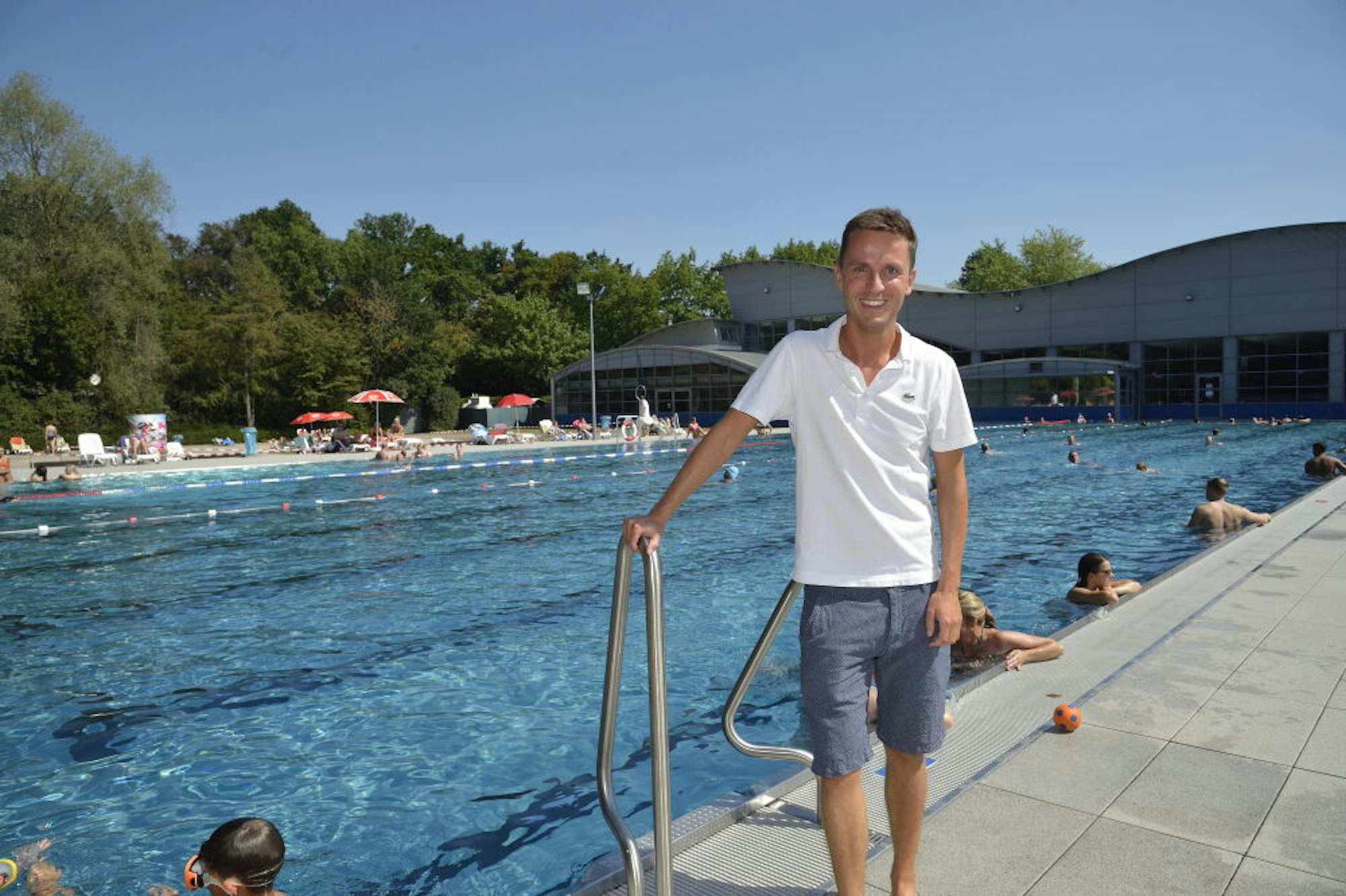 Dass die Badegäste angetan sind vom neuen großen Schwimmerbecken, freut Nico van der Lucht von der Bädergesellschaft.