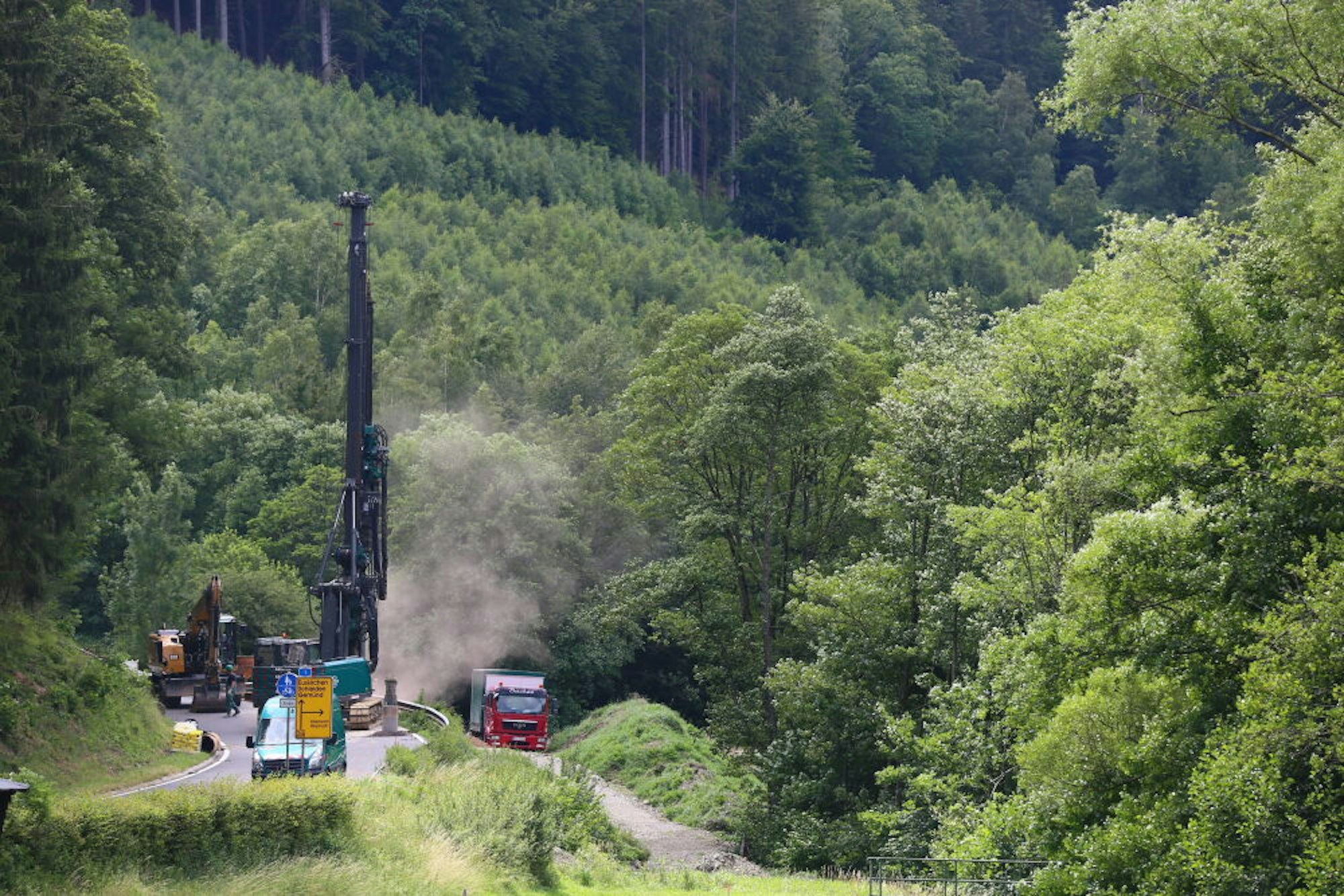 Mit schwerem Gerät die Mitarbeiter der Baufirmen, um den Radweg neben der Bundesstraße 266 fertigzustellen.