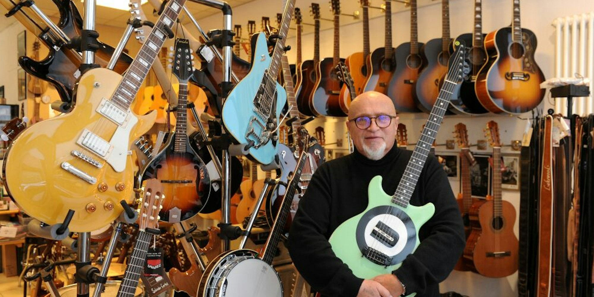 Uli Kurtinat in seinem Geschäft „Ulis Musik“ an der Venloer Straße.