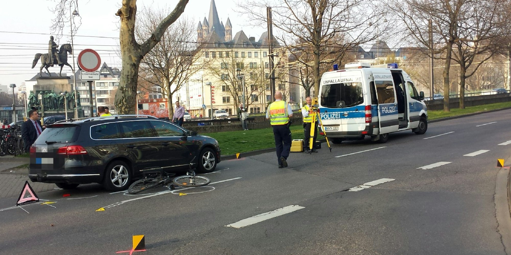 Am Kölner Heumarkt ist am Freitagnachmittag eine Radfahrerin bei einem Unfall mit einem Pkw schwer verletzt worden.