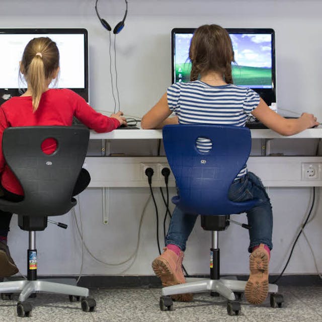 Die Ausbildung an Computern gehört heute zum Schulalltag – mit ganz unterschiedlichen Ausrüstungen.