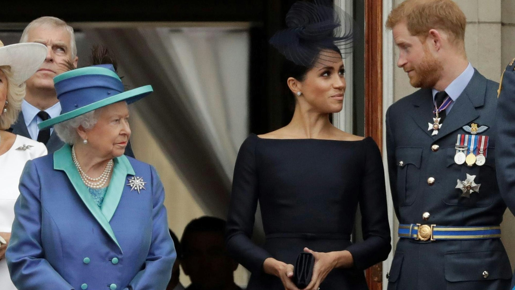Königin Elizabeth II., Meghan und Harry bei einem offiziellen Anlass auf dem Balkon vom Buckingham Palace.