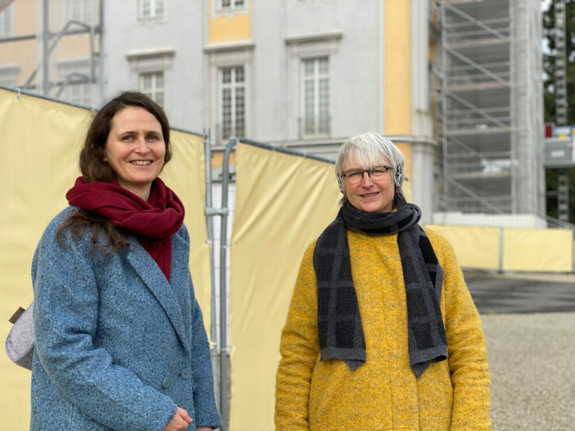 Architektin Stefanie Kaiser (l.) und Dienststellenleiterin Regina Junga haben die Orangerie mit einem Dach versehen lassen.