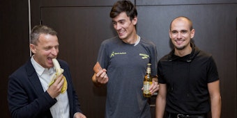 Marathon-Geschäftsführer Markus Frisch, Topläufer Tobias Blum und Vorjahressieger Hendrik Pfeiffer testen die Verpflegung.