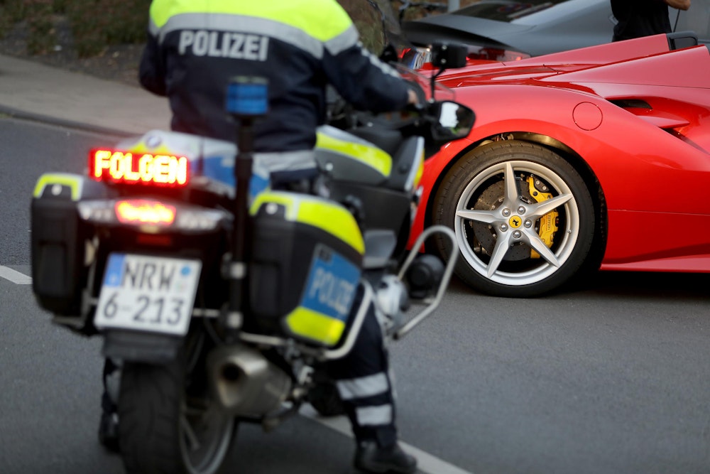 Kölner Polizei stoppt Raser nach illegalem Rennen