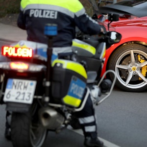 Ein Motorradpolizist hat einen Ferrari angehalten.