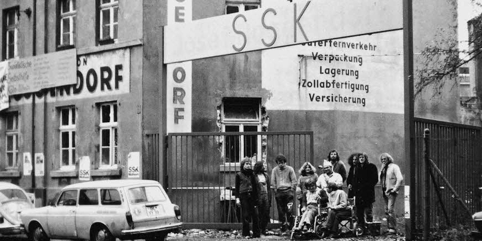 Im November 1979 besetzte Rainer Kippe (2.v.r.) zusammen mit Gleichgesinnten, Alten und Behinderten das Gelände an der Düsseldorfer Straße. Die Sozialistische Selbsthilfe Mülheim, die anfangs noch Sozialistische Selbsthilfe Köln-Mülheim (SSK) hieß, hat sich etabliert.