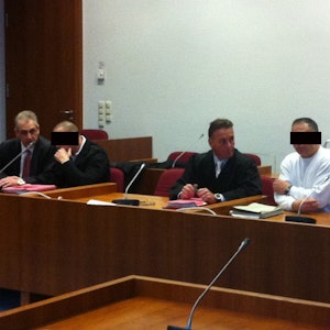 Engin E. und Ayhan K. mit ihren Anwälten auf der Anklagebank des Landgerichts.