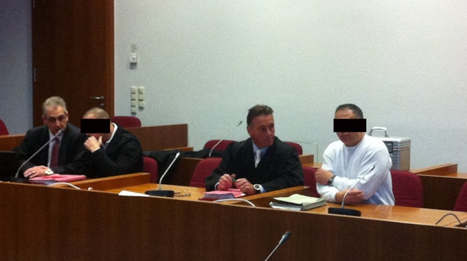 Engin E. und Ayhan K. mit ihren Anwälten auf der Anklagebank des Landgerichts.