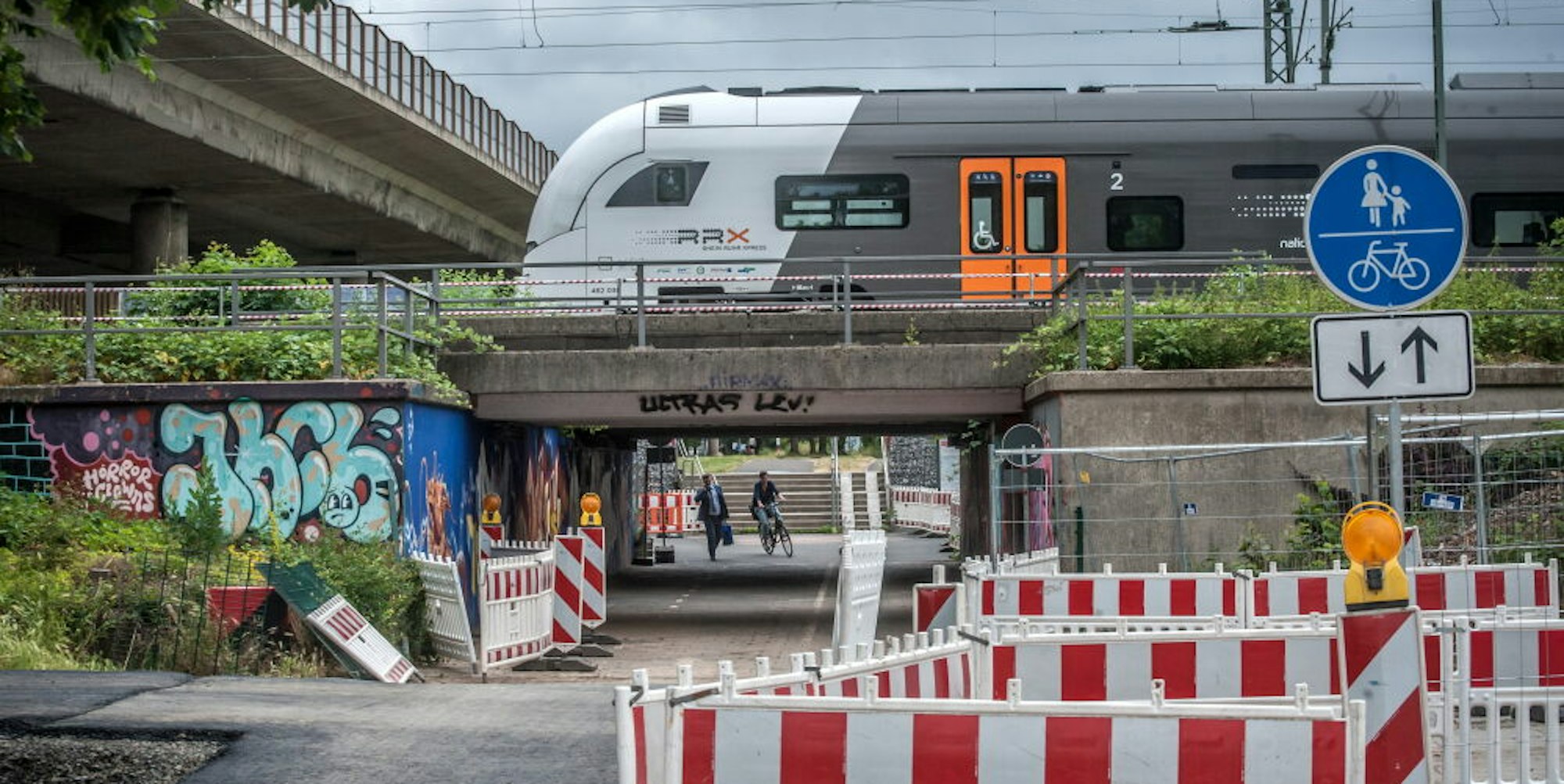 An zahlreichen Stellen entlang der Bahnstrecke Köln–Düsseldorf wird in den Sommerferien intensiv gearbeitet während der Bahnverkehr ruht.