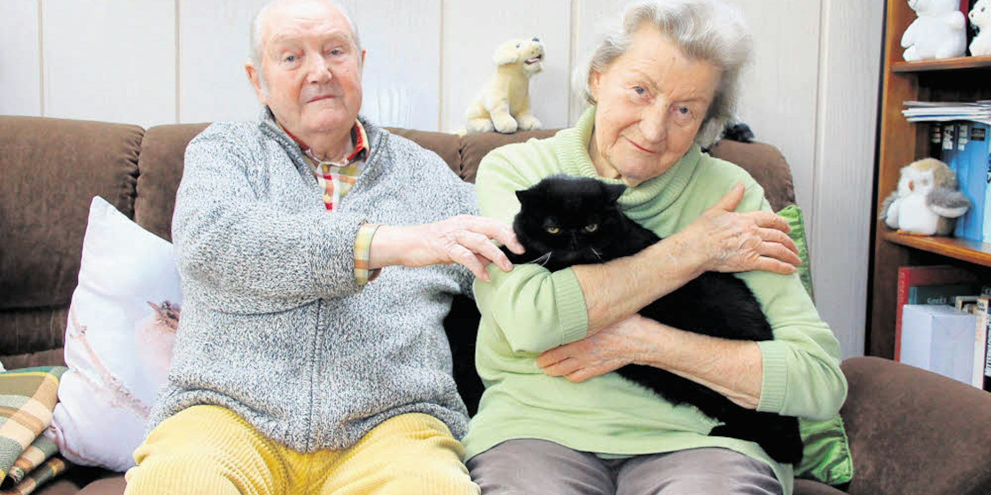 Irmgard und Willy Krämer sind glücklich mit ihrer Katze Püppi, auch wenn sie schlecht hört und ein Bein nachzieht.