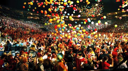 Der Luftballon-Regen darf in der Lachenden Kölnarena nicht fehlen. 4000 Stück werden jeden Abend unterm Hallendach platziert.