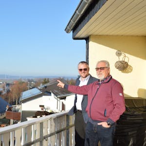 Hat alles im Blick: Ortsvorsteher Robert Ohlerth (rechts) schaut von seinem Balkon aus auf den gesamten Ort. Marco Kaudel, Ortsvorsteher in Lessenich, ist von der fast herrschaftlichen Aussicht begeistert.