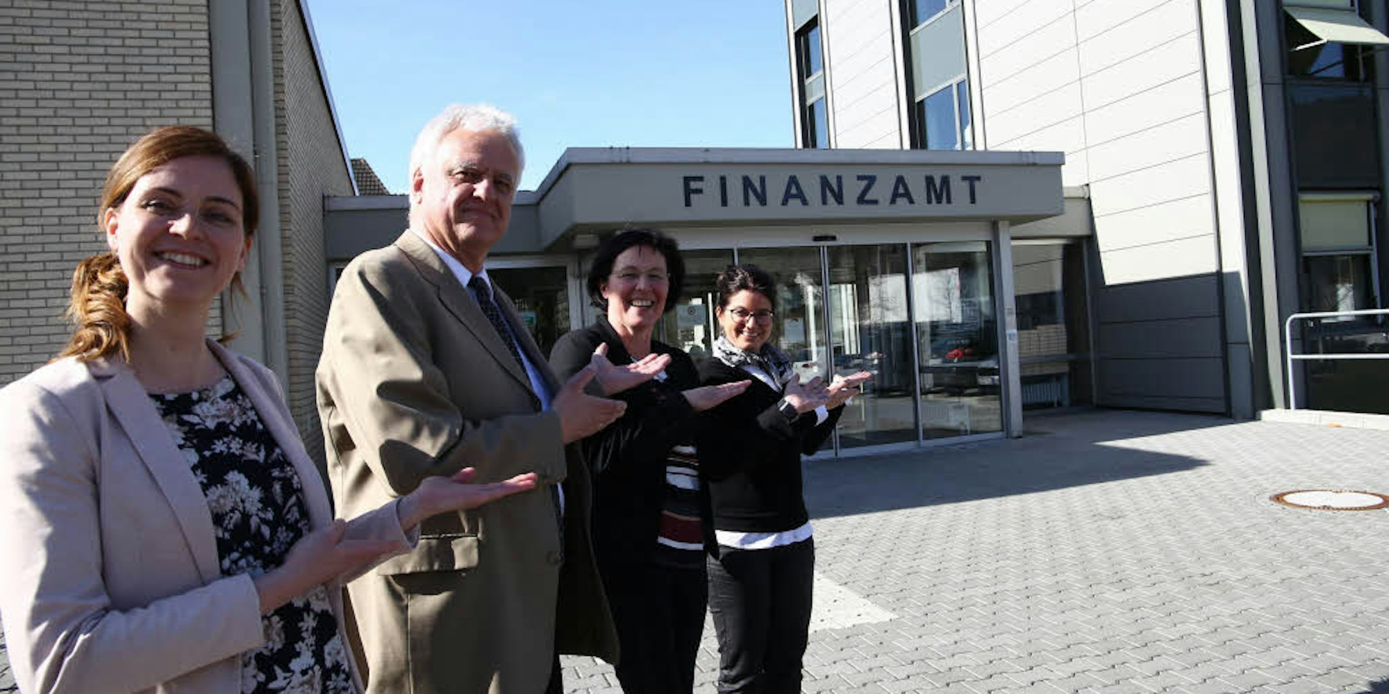 Gut sichtbar ist das Finanzamt in Gemünd nun dank des Schriftzugs über dem Eingang. Die Neuerungen zeigen Christine Müller (v.l.), Wolfgang Röhrig, Nicole Heinen und Heike Ungermann.