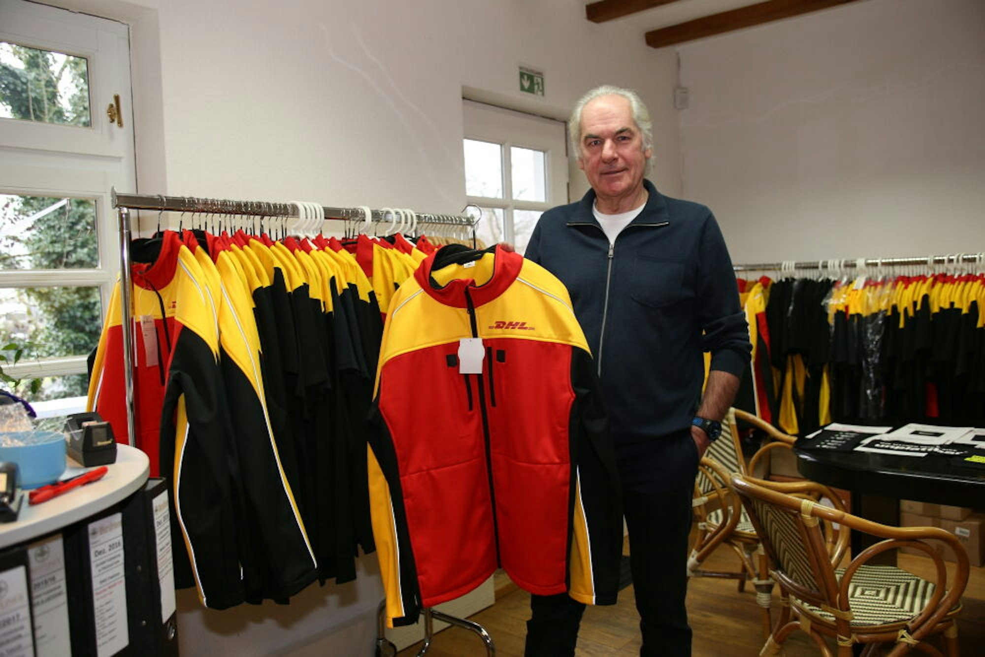 Vater Jürgen zeigt die DHL-Jacken.
