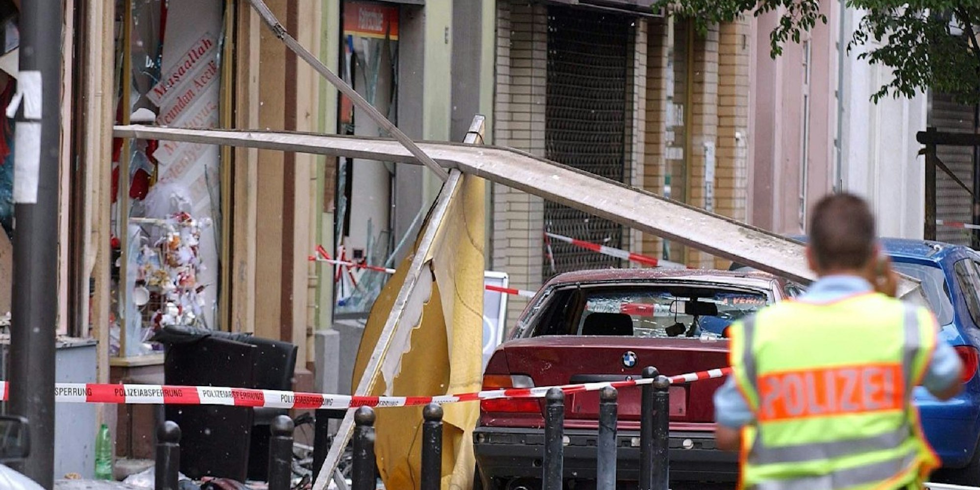 Ein Polizist sichert in Köln die Spuren einer Explosion in der Keupstraße (Archivfoto vom 09.06.2004).